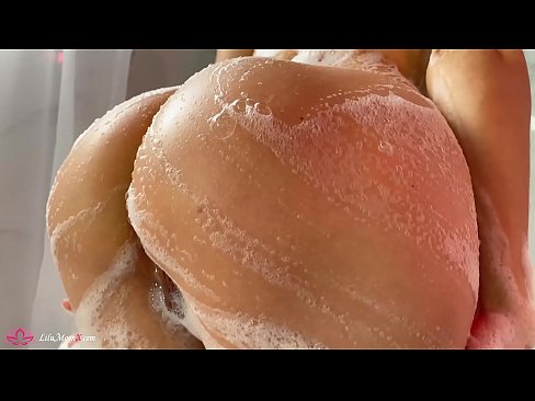 ❤️ Brunette si masturba a figa cù un vibratore per un orgasmu intensu in a doccia ️ Super porn à noi ❌️