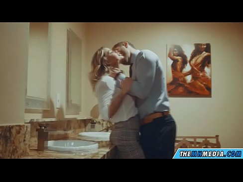 ❤️ Quandu una bionda tettona ti seduce in un bagnu publicu ️ Super porn à noi ❌️